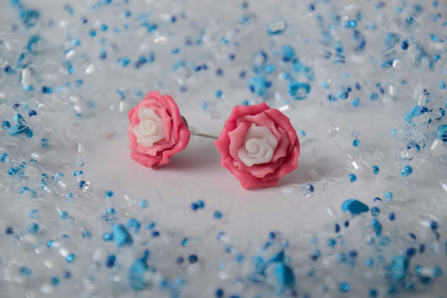 Boucles d'oreilles puces fleurs en pâte polymère rose clair faites main photo 1