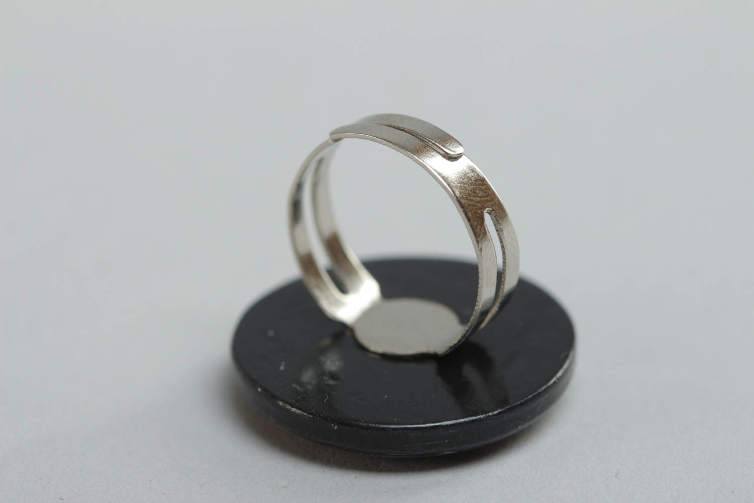 Кольцо из полимерной глины и стекловидной глазури круглое с цветами хэнд мэйд фото 4