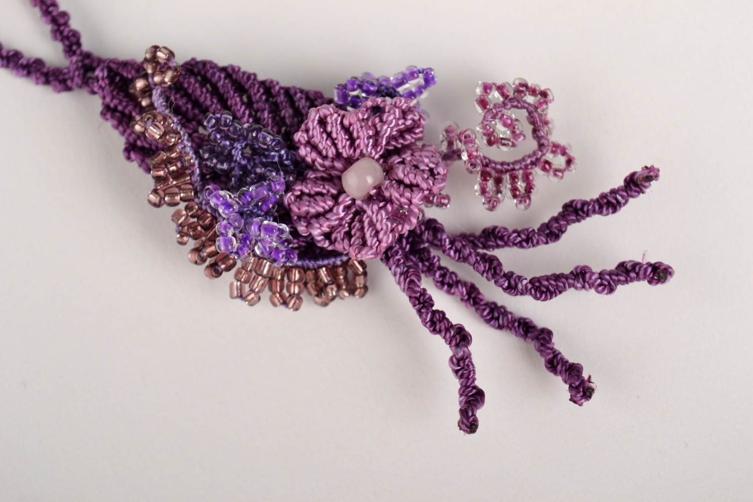 Колье из ниток украшение ручной работы фиолетовое украшение макраме с бисером фото 2