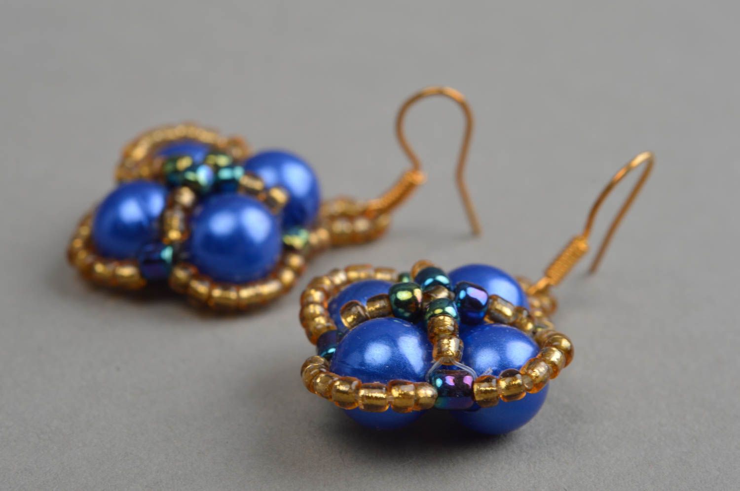 Schöne originelle blaue handgemachte Ohrringe aus Glasperlen für stilvolle Damen foto 3