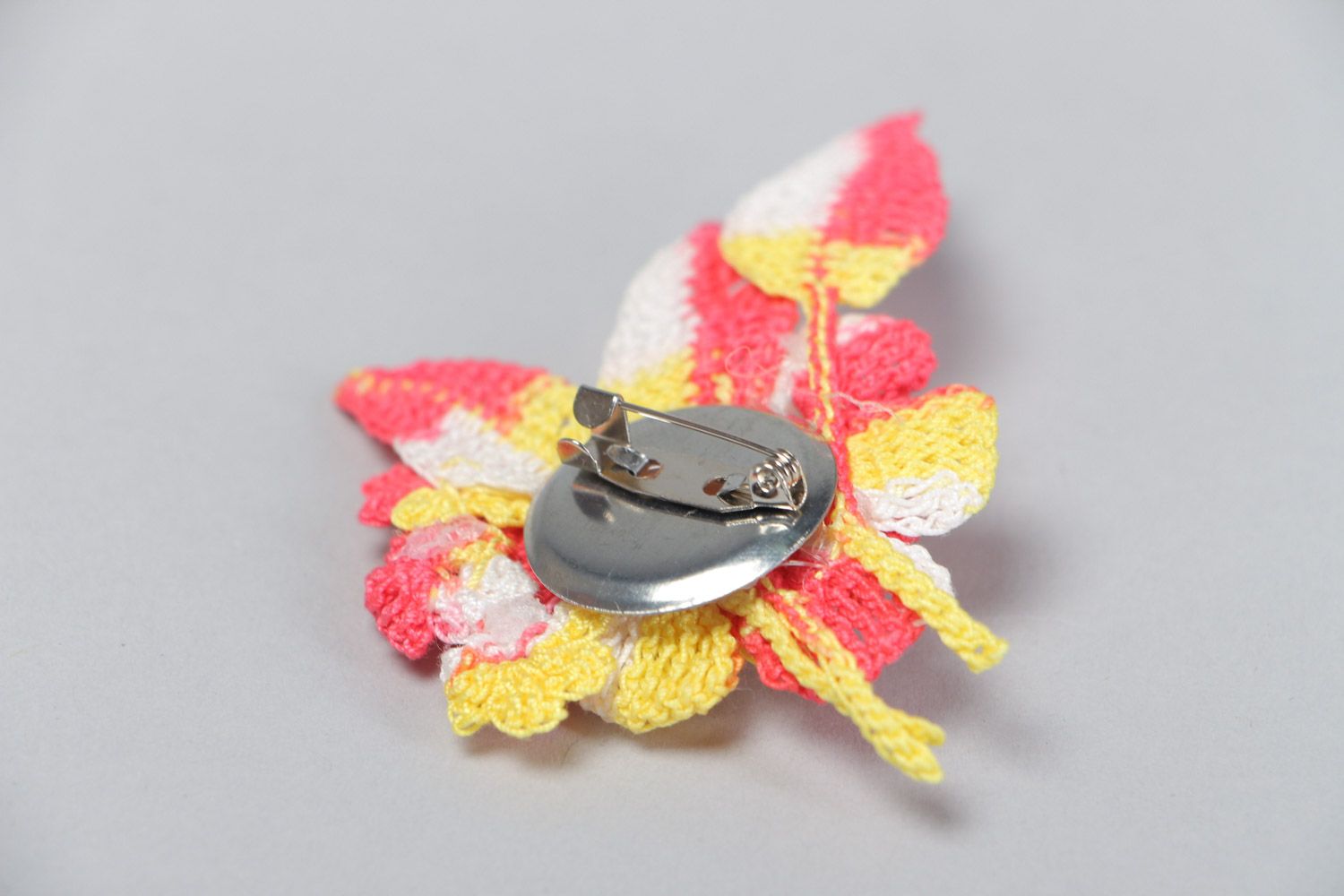 Broche Fleur faite main au crochet fils cotonniers et perles fantaisie photo 4