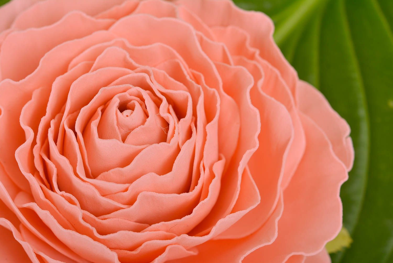 Красивая кружевная повязка на голову с цветком розы из фоамирана аксессуар ручной работы фото 3