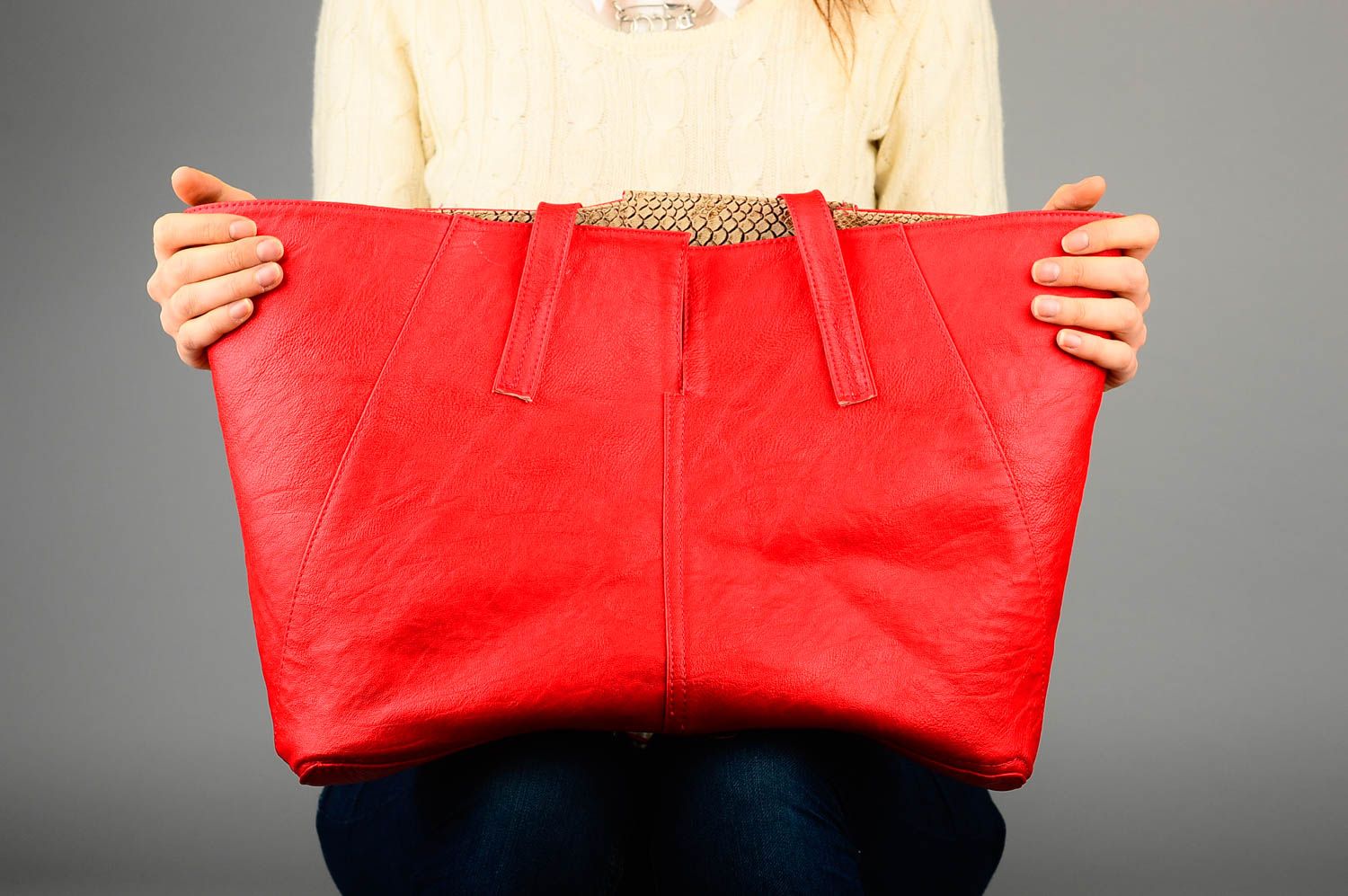 Сумка ручной работы сумка на плечо из кожзама женская сумка красная стильная фото 2