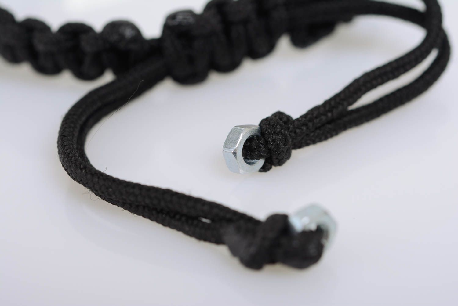 bracelet en macramé lacet noir synthétique avec écrous tressé fait main photo 5