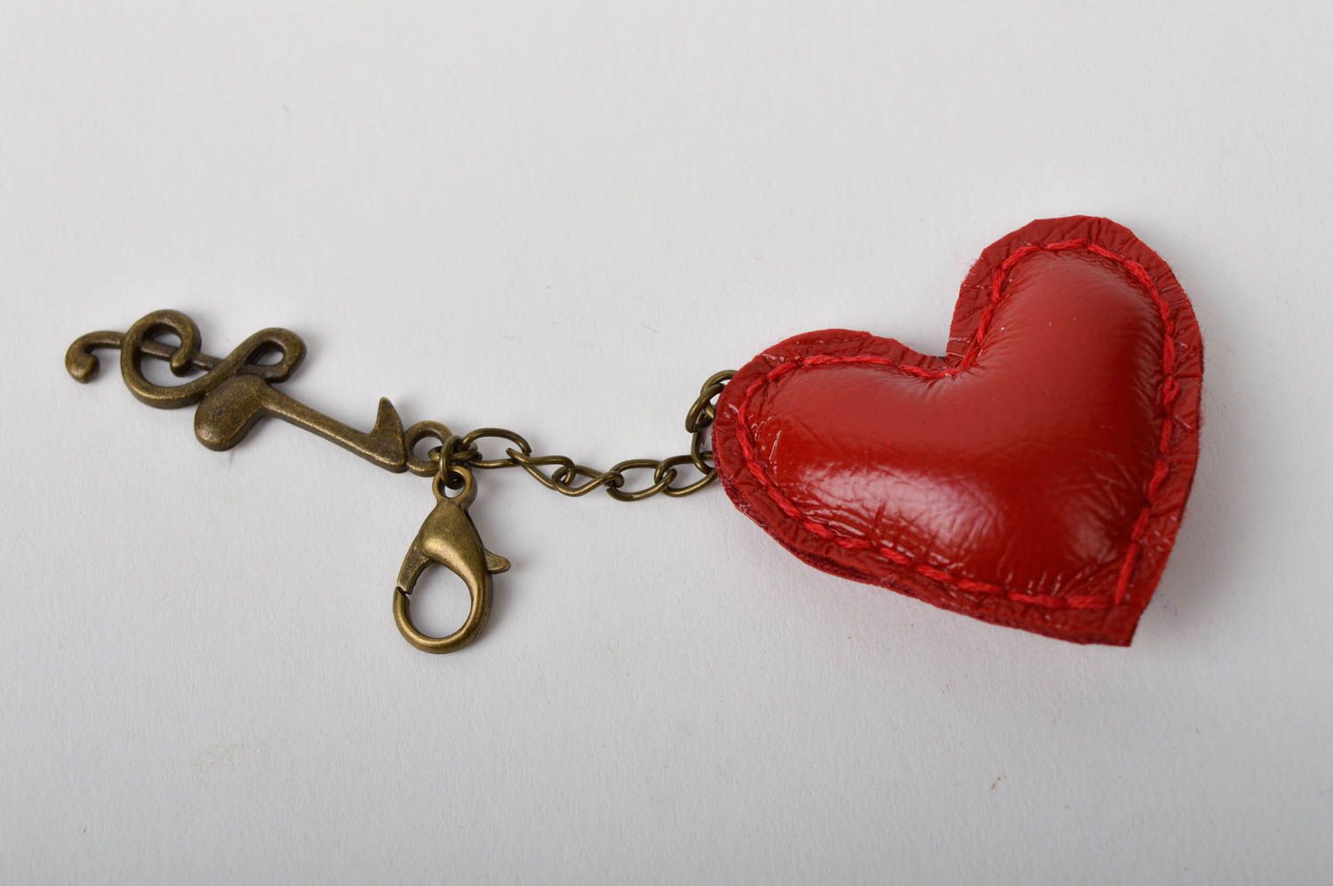 Porte-clé coeur rouge Porte-clés fait main en faux cuir Petit cadeau romantique photo 5