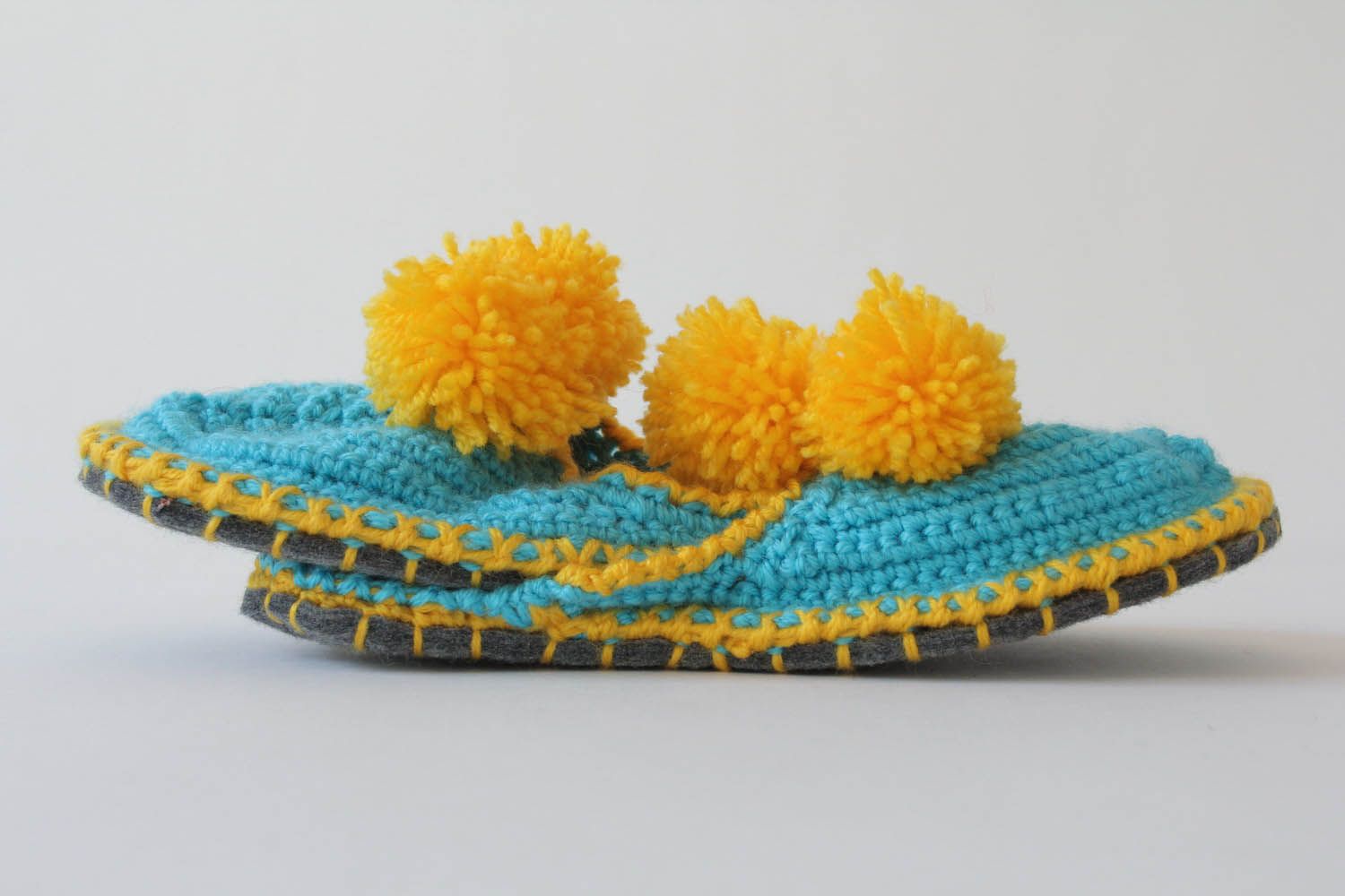Pantofole da casa fatte a mano di lana in colore giallo blu da donna belle foto 1