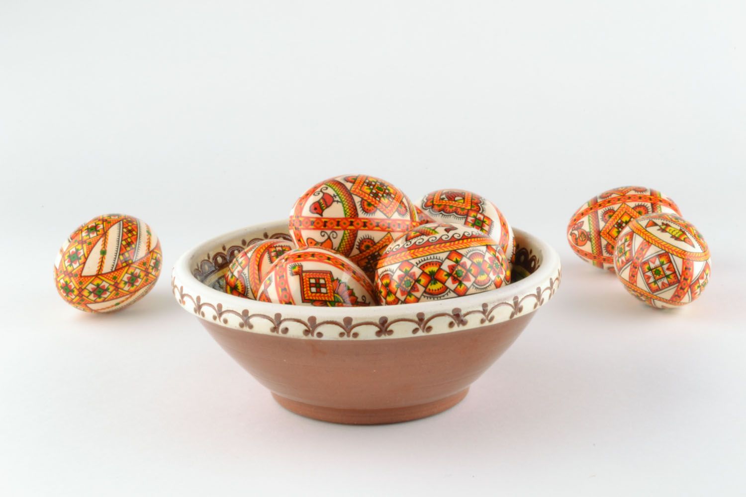 Clay bowl with Ukrainian paintings photo 1