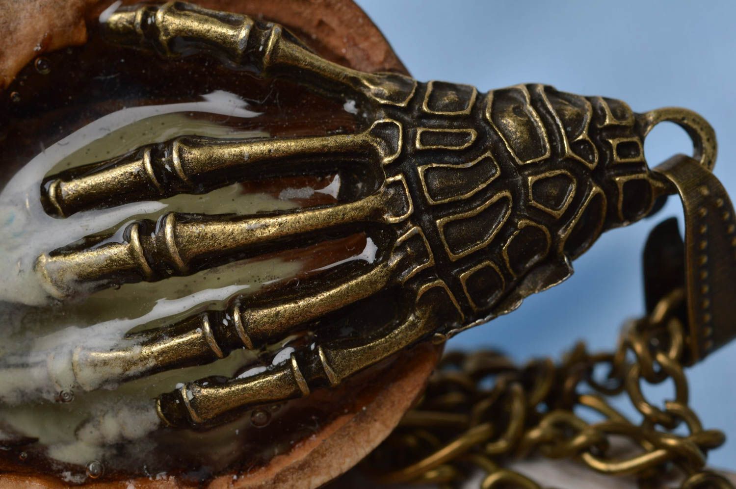 Подвеска из ореха с металлической рукой светящаяся ручной работы Рука в душе фото 4