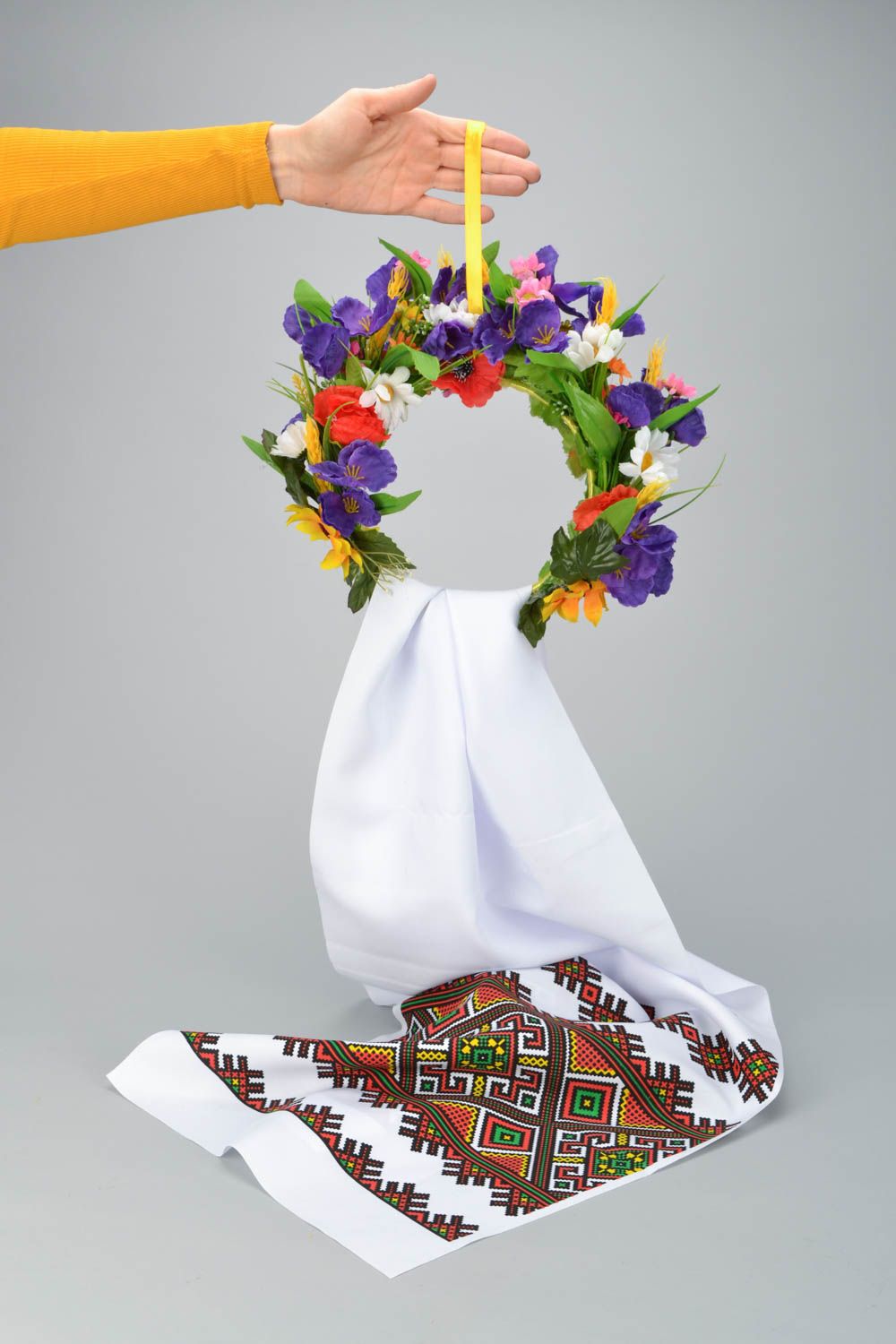 Couronne décorative pour porte avec serviette et fleurs photo 2