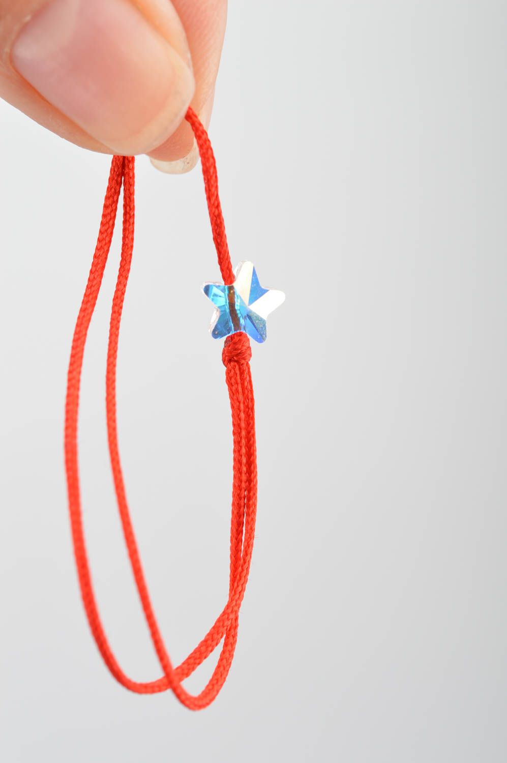 Красный браслет из шелковых ниток со звездочкой простой тонкий ручной работы фото 3