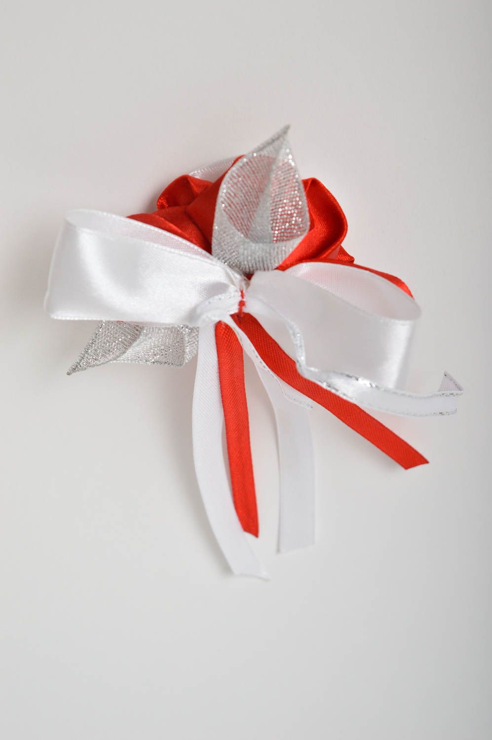 Botonier con flor de cintas artesanal detalle para boda adorno para boda foto 3