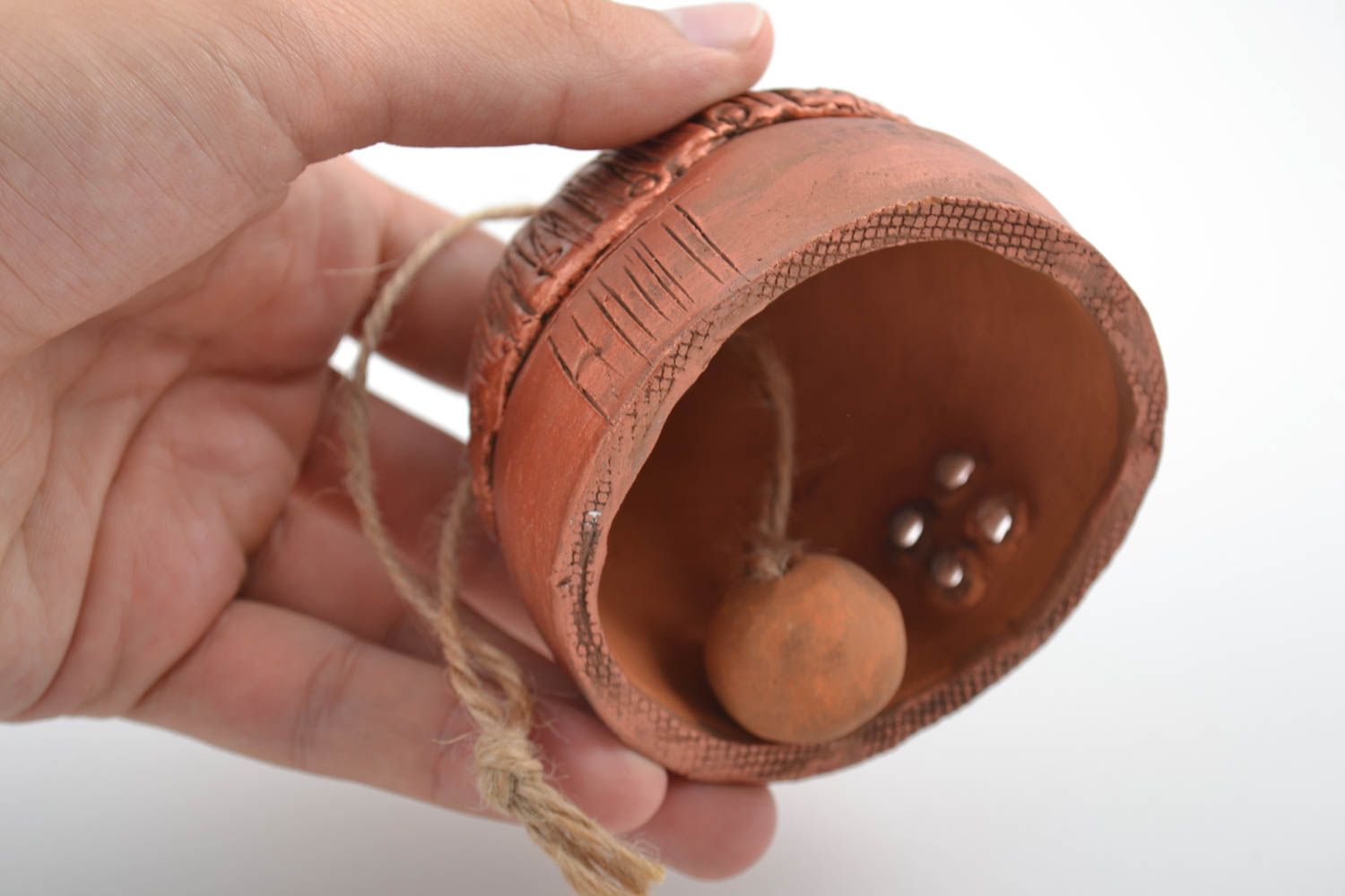 Расписной глиняный колокольчик в виде домика ручной работы на шнурке красивый фото 5