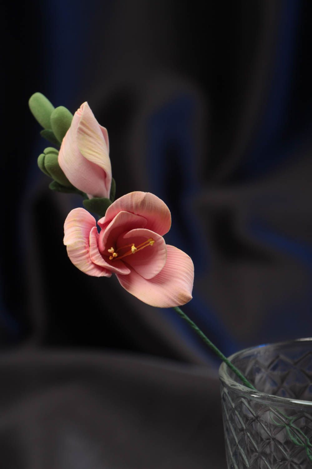 Flor decorativa de arcilla polimérica fresia artificial artesanal rosada foto 1