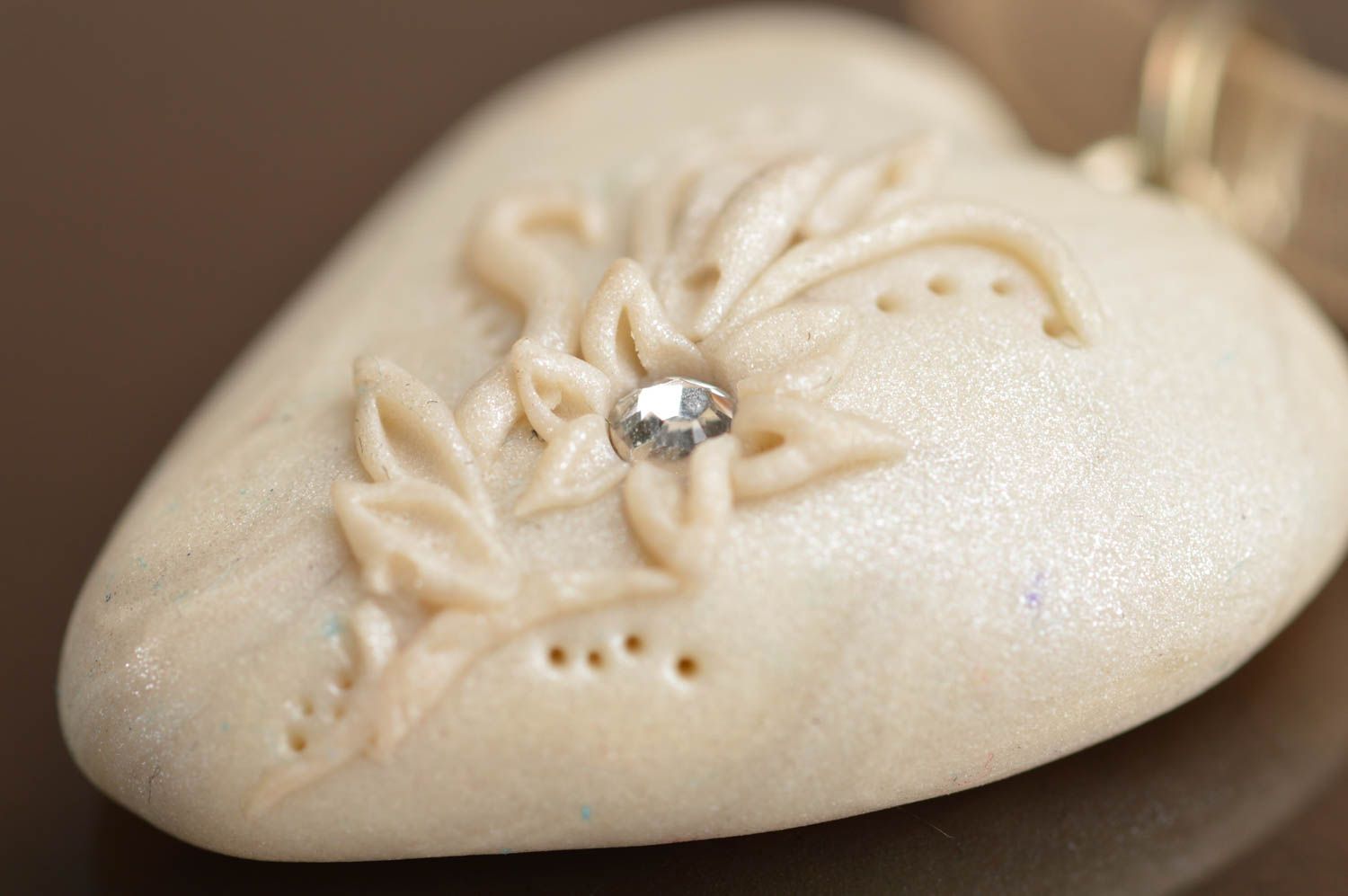 Pendentif en pâte polymère fait main en forme de cœur gris clair sur ruban photo 5