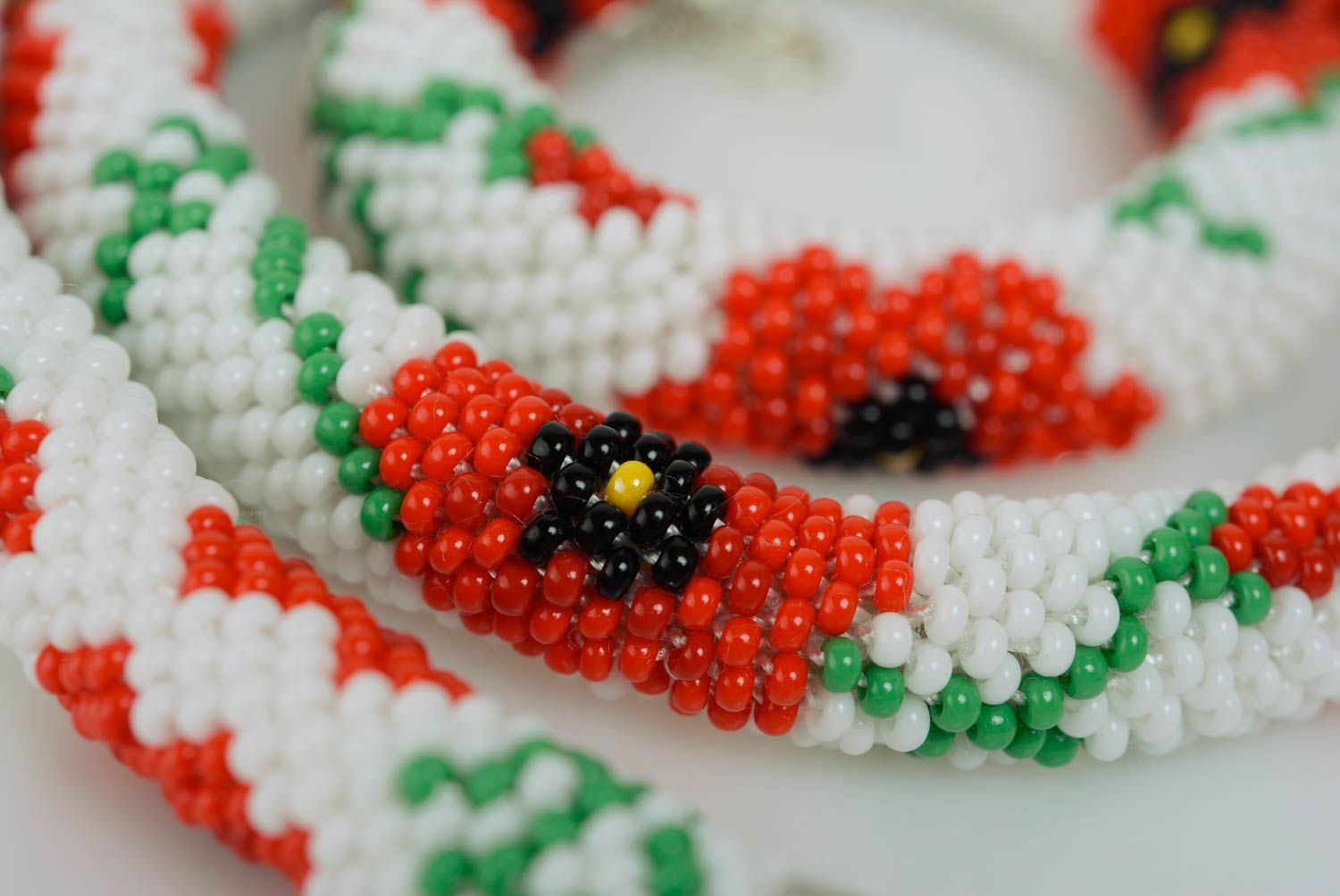 Joli collier en perles de rocaille tressé avec fleurs fait main Pavots rouges photo 3