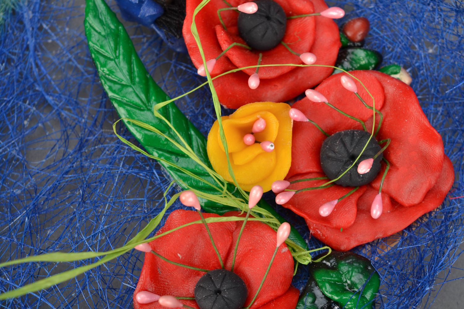 Cuadro artesanal con flores artificiales y marco de madera foto 3
