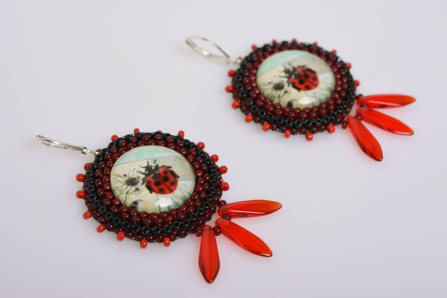 Boucles d'oreilles en perles de rocaille et verre faites main rouges Coccinelle photo 1