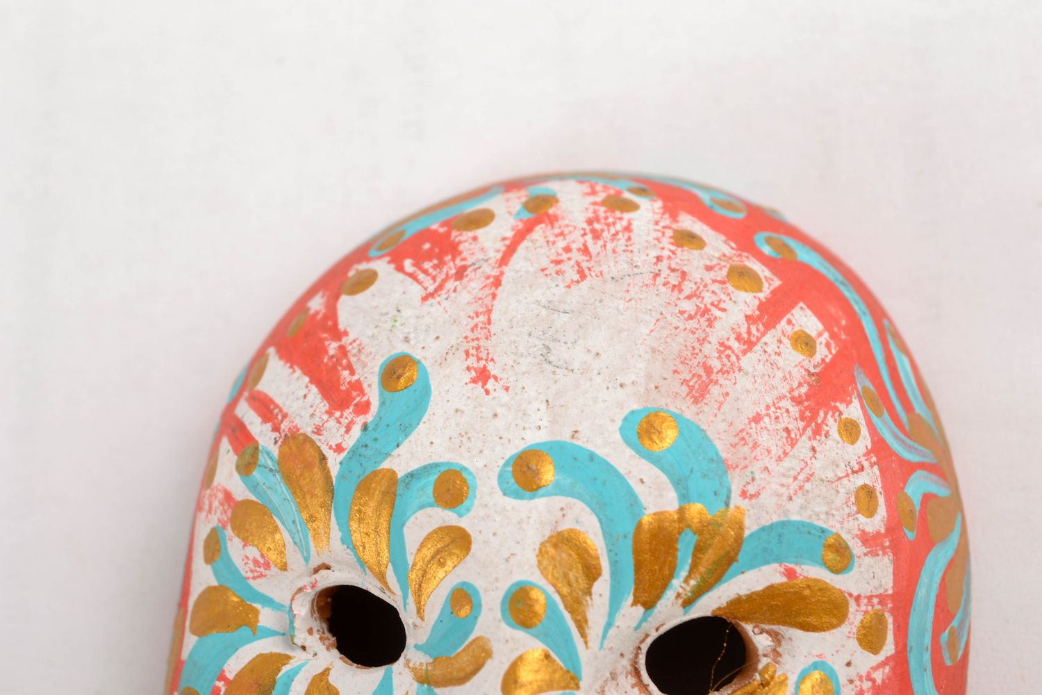 Магнит на холодильник в виде карнавальной маски расписанной акриловыми красками фото 4