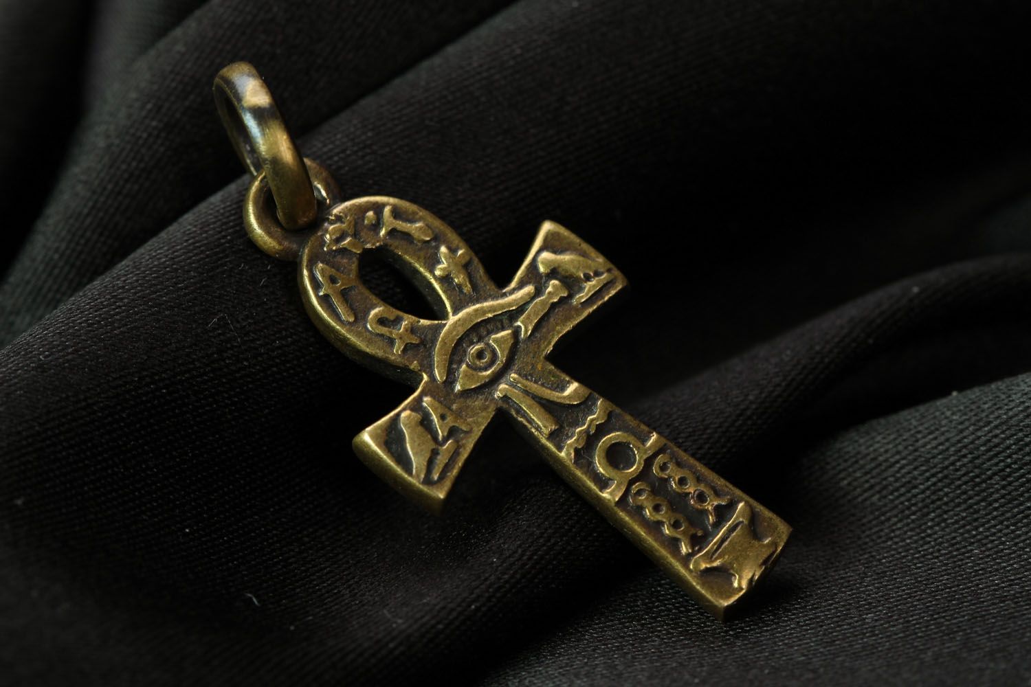Pingente de bronze feito à mão em forma da cruz do Egipto  foto 1