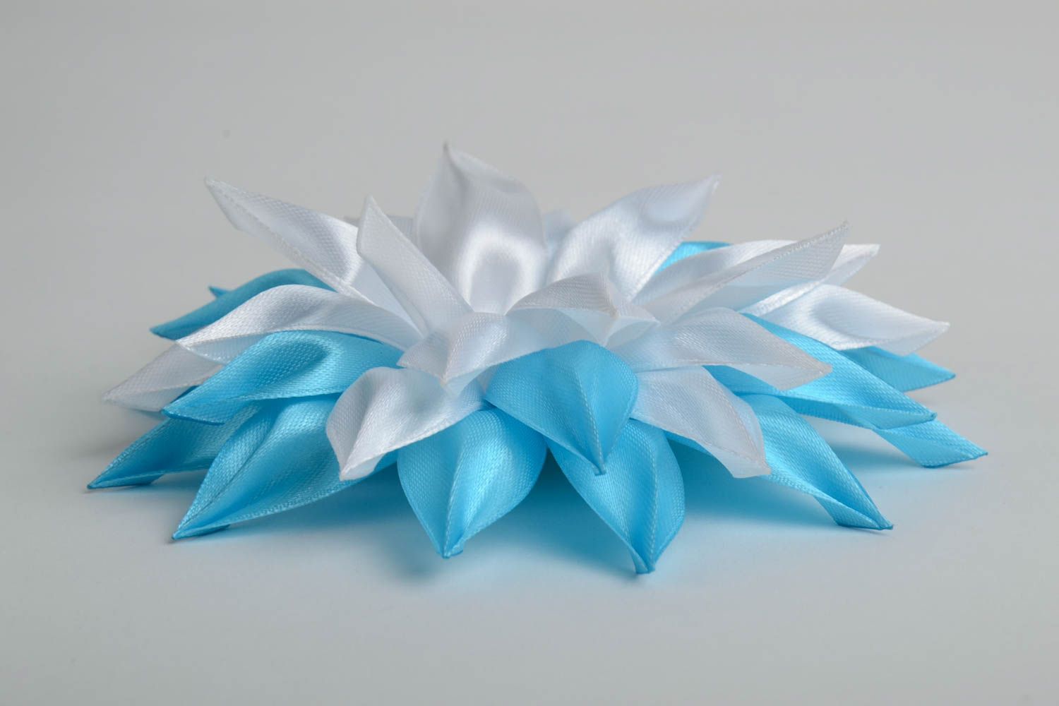 Belle fleur pour bijoux faite main en rubans de satin blanc bleu accessoire photo 2
