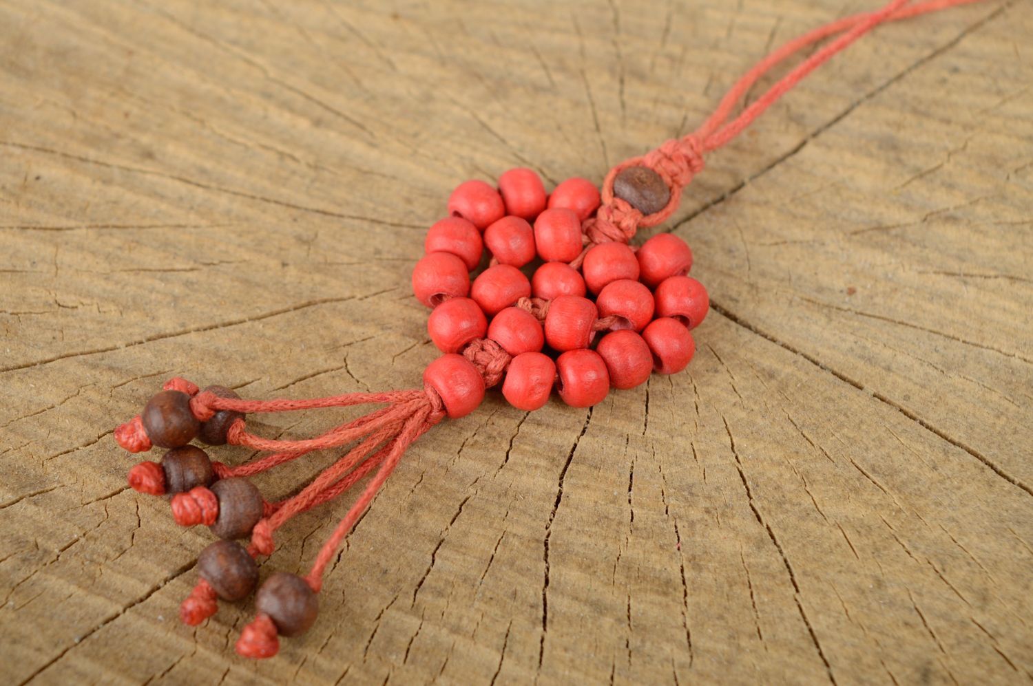 Porte-clefs en macramé rouge tressé original avec perles en bois fait main photo 1