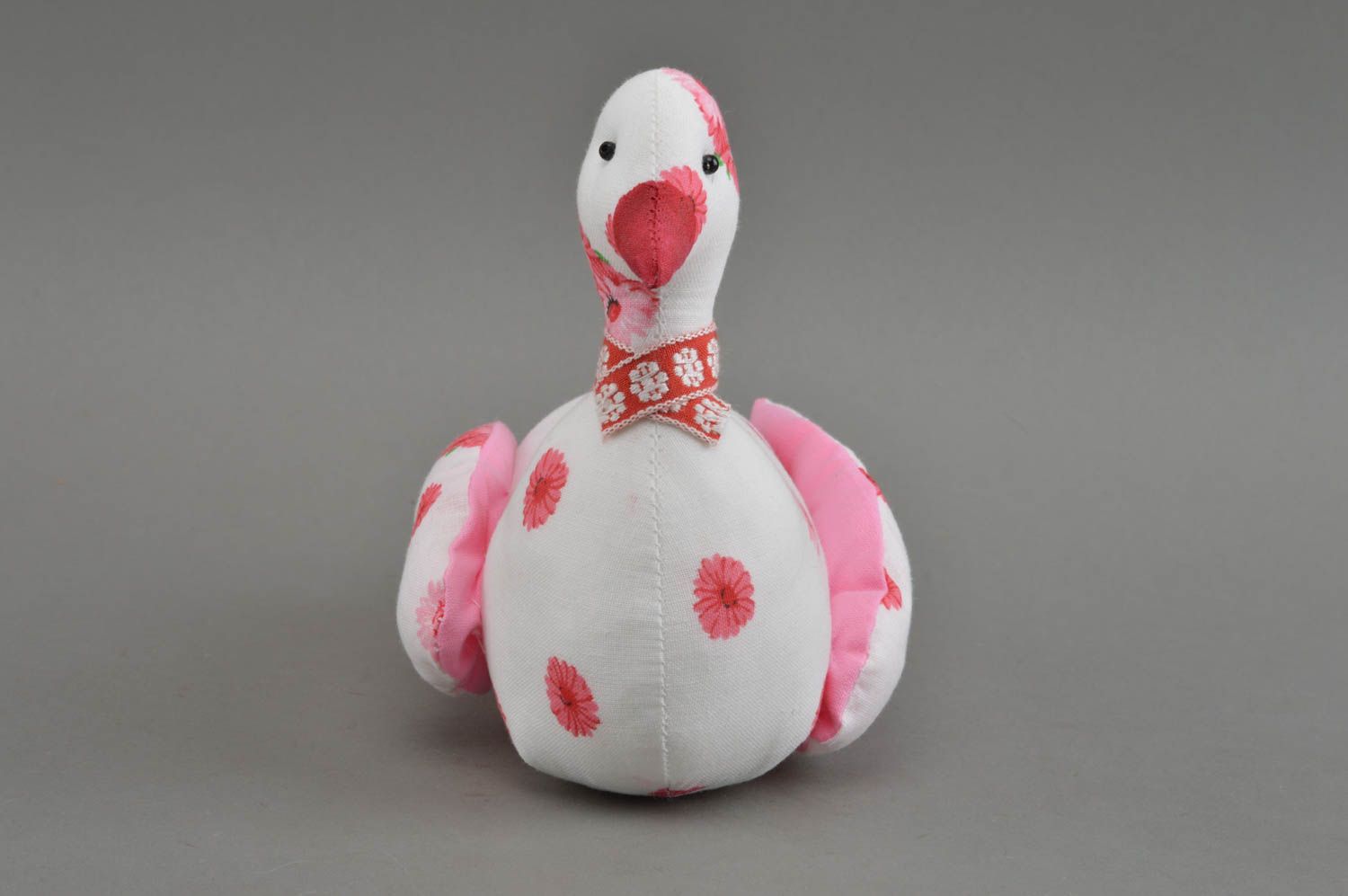 Handmade Stofftier Vogel  Kuscheltier Taube Spielsache für Kinder weiß rot foto 2