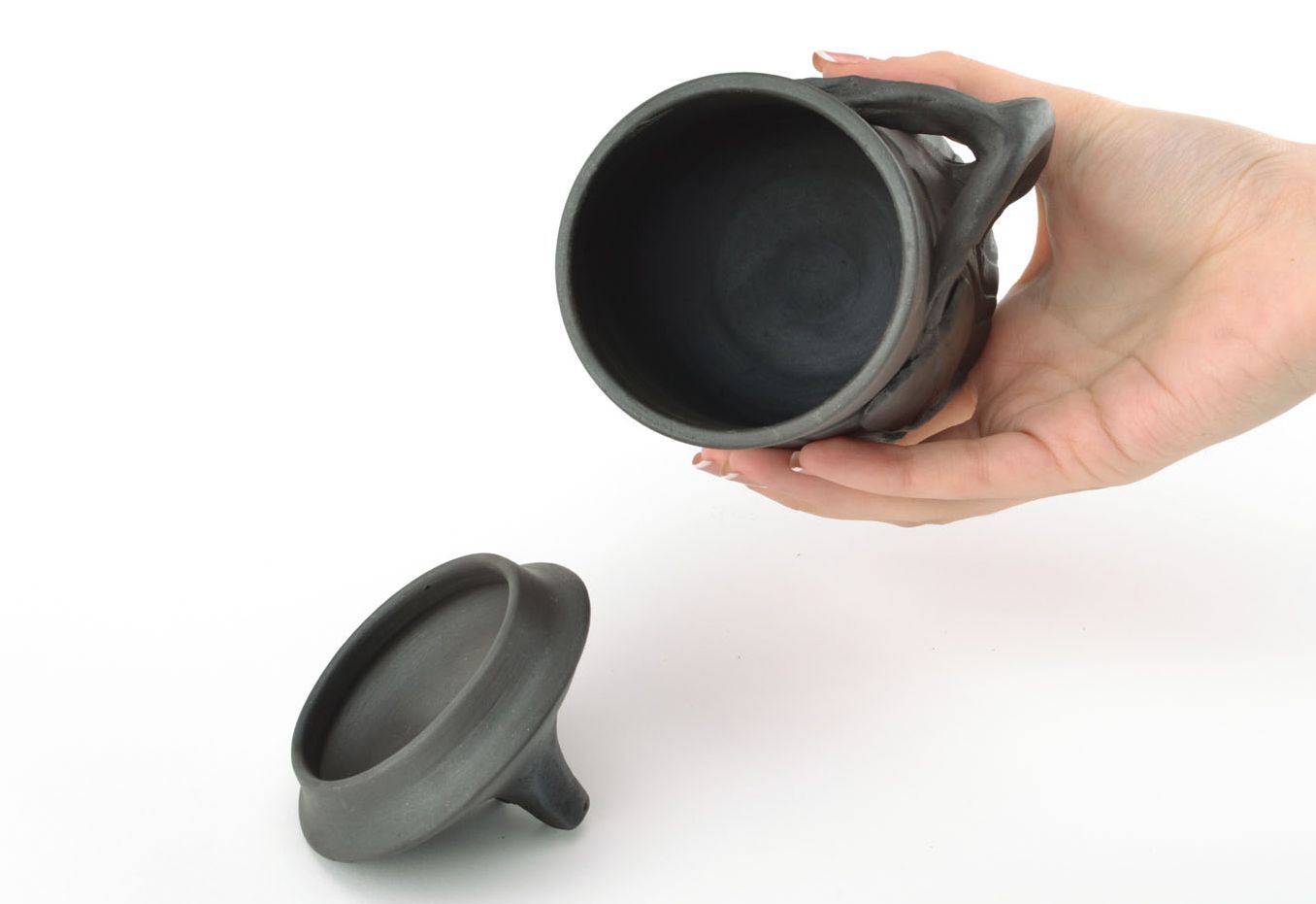 Tasse originale en argile avec couvercle de couleur noire vaisselle écologique photo 6