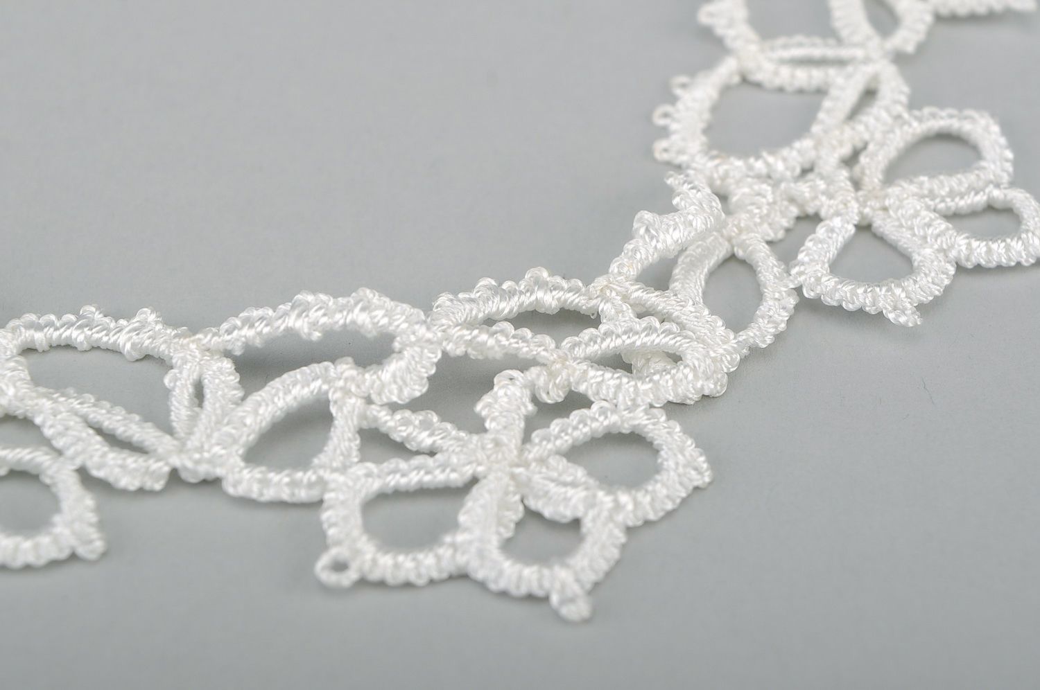 White crocheted necklace photo 1
