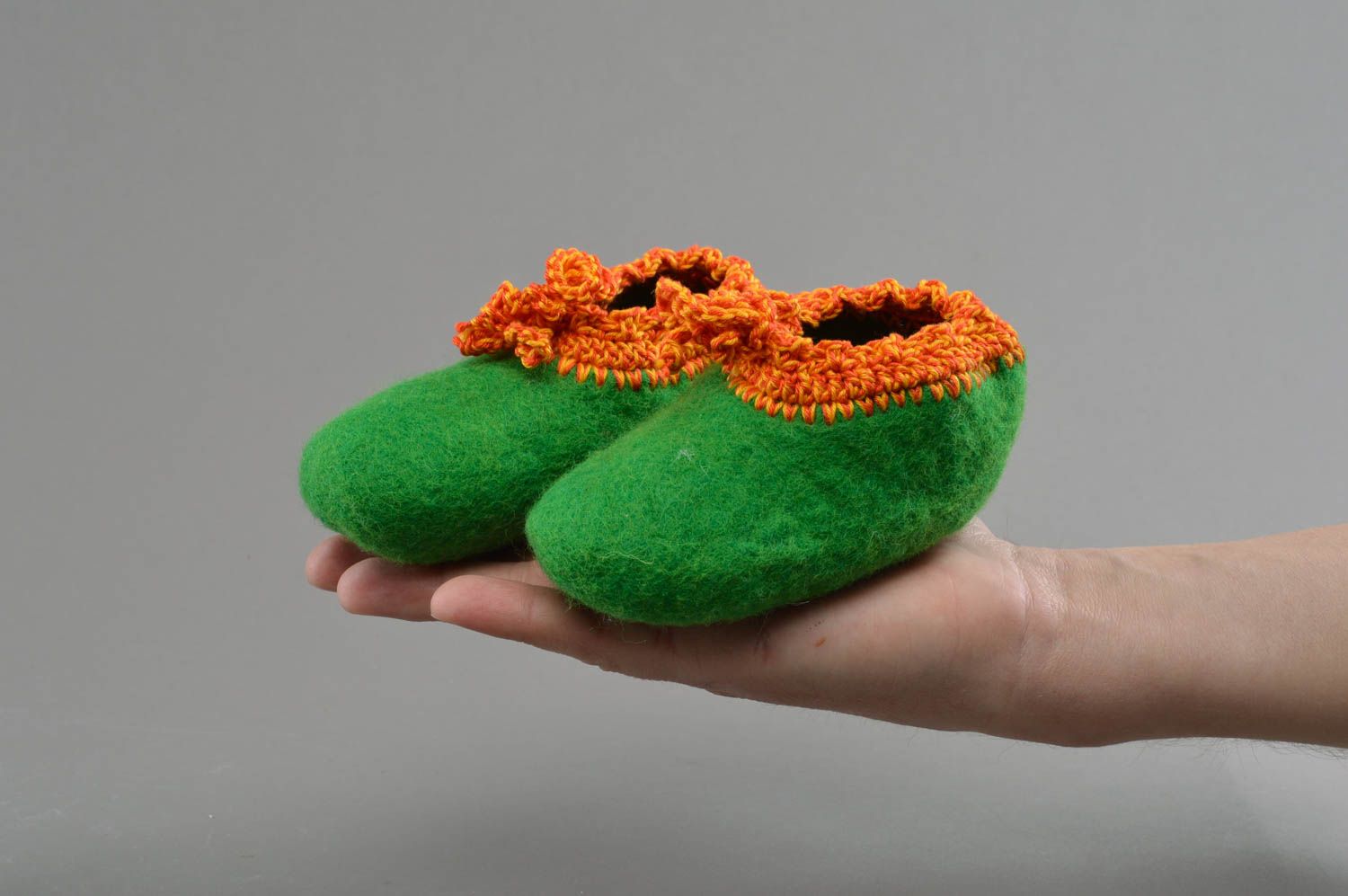 Schöne bunte grüne handgemachte Babyschuhe aus Wolle in Filzen Technik originell foto 4