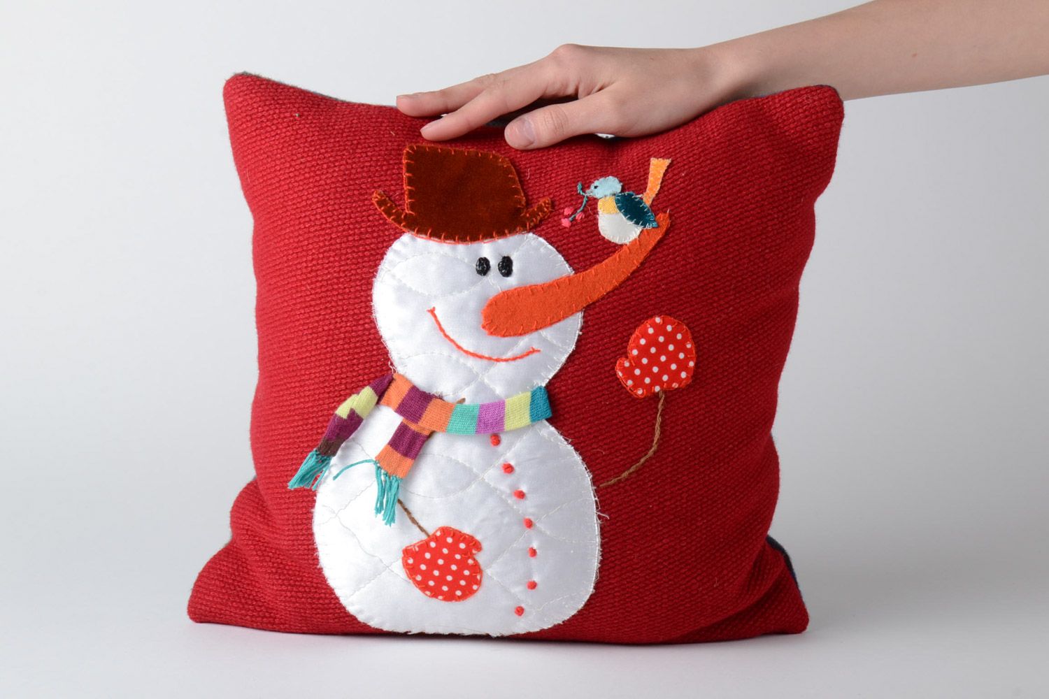 Новогодняя диванная подушка с аппликацией ручной работы красная со снеговиком фото 5