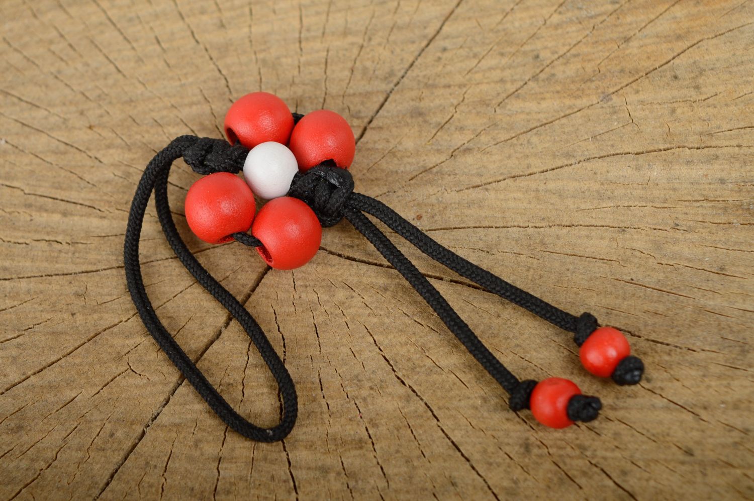Beau porte-clé rouge avec perles de bois technique de macramé fait main photo 1