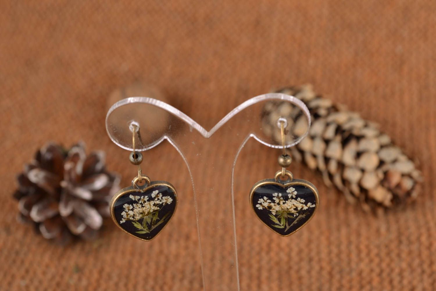 Earrings with real flowers coated with epoxy photo 1