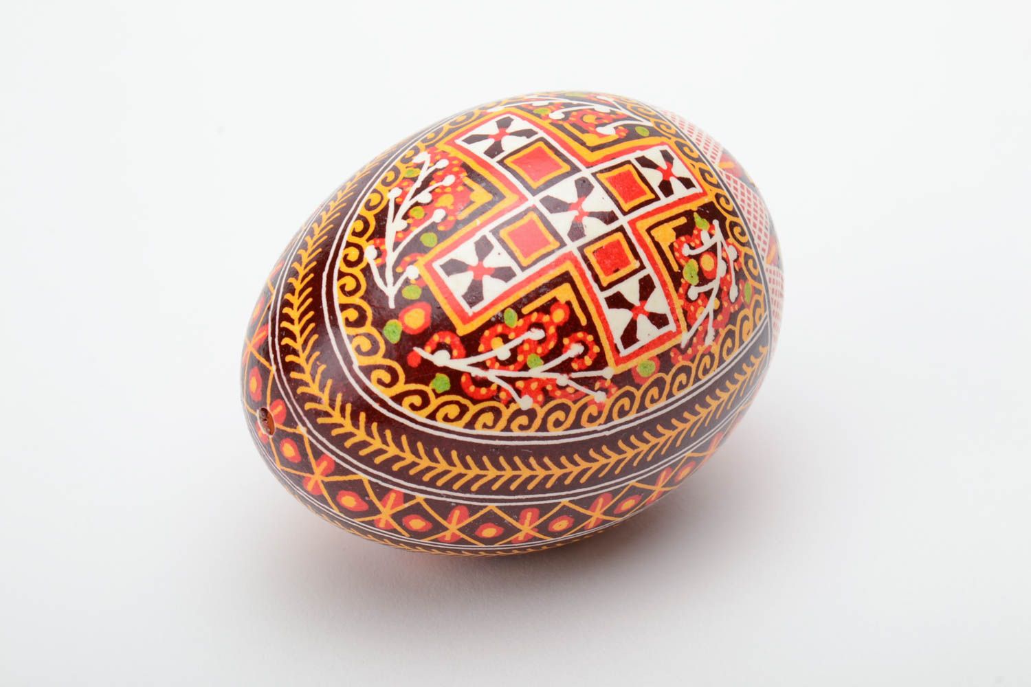 Huevo de gallina de Pascua pintado en la técnica de encerado festivo artesanal  foto 4