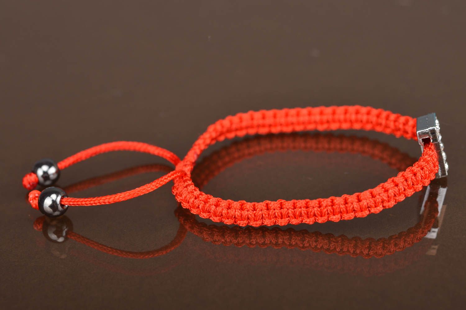 Простой плетеный браслет с буквой Т аксессуар ручной работы красного цвета фото 3