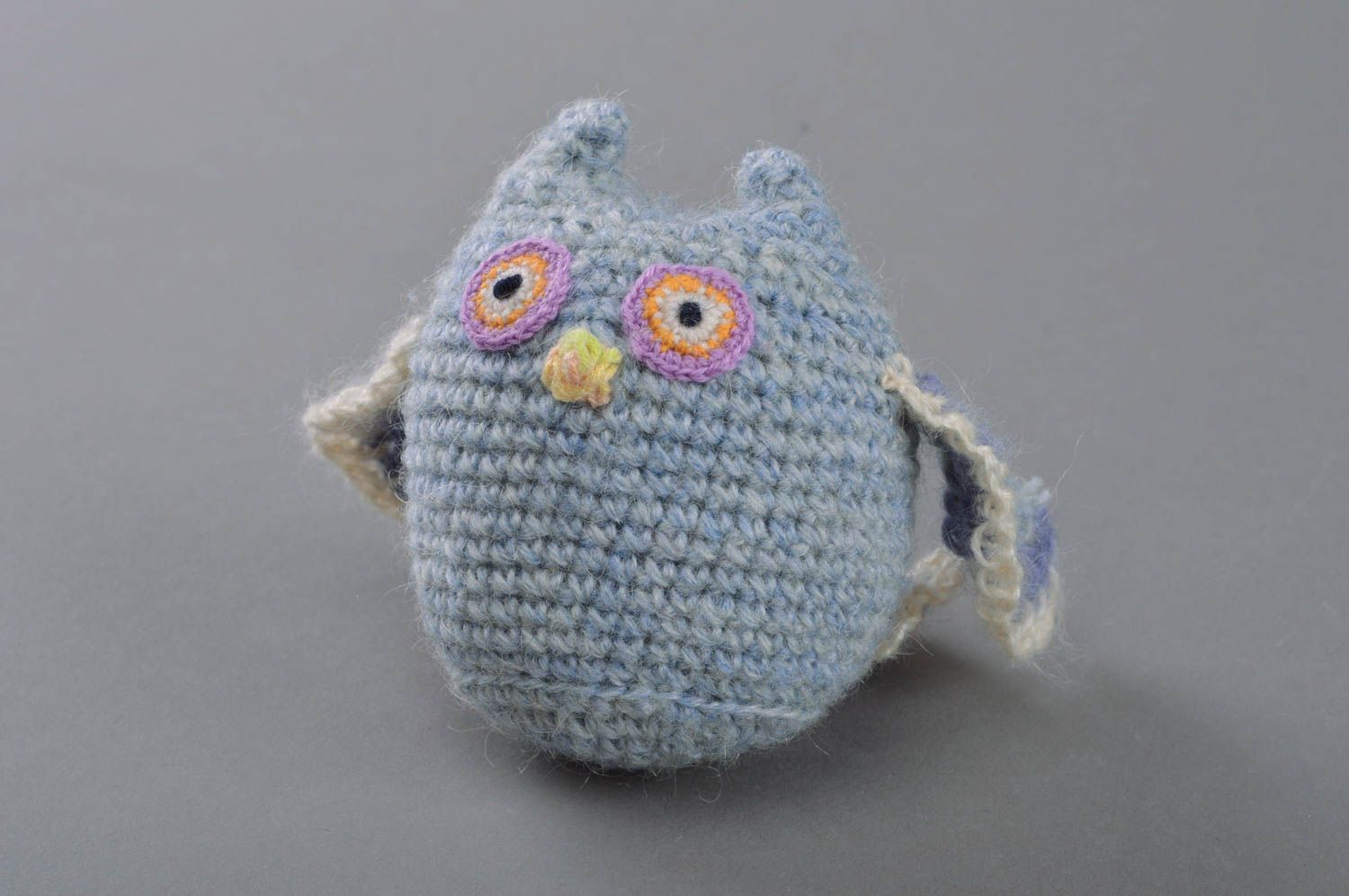 Jouet tricoté original fait main petit pour enfant en forme de hibou bleu photo 1