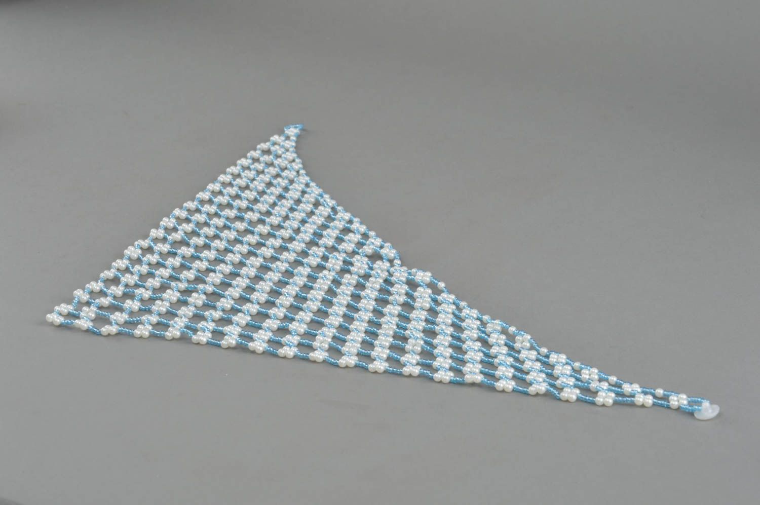 Handmade Collier aus Glasperlen in Form vom Halstuch in Blau und Weiß für Damen foto 3