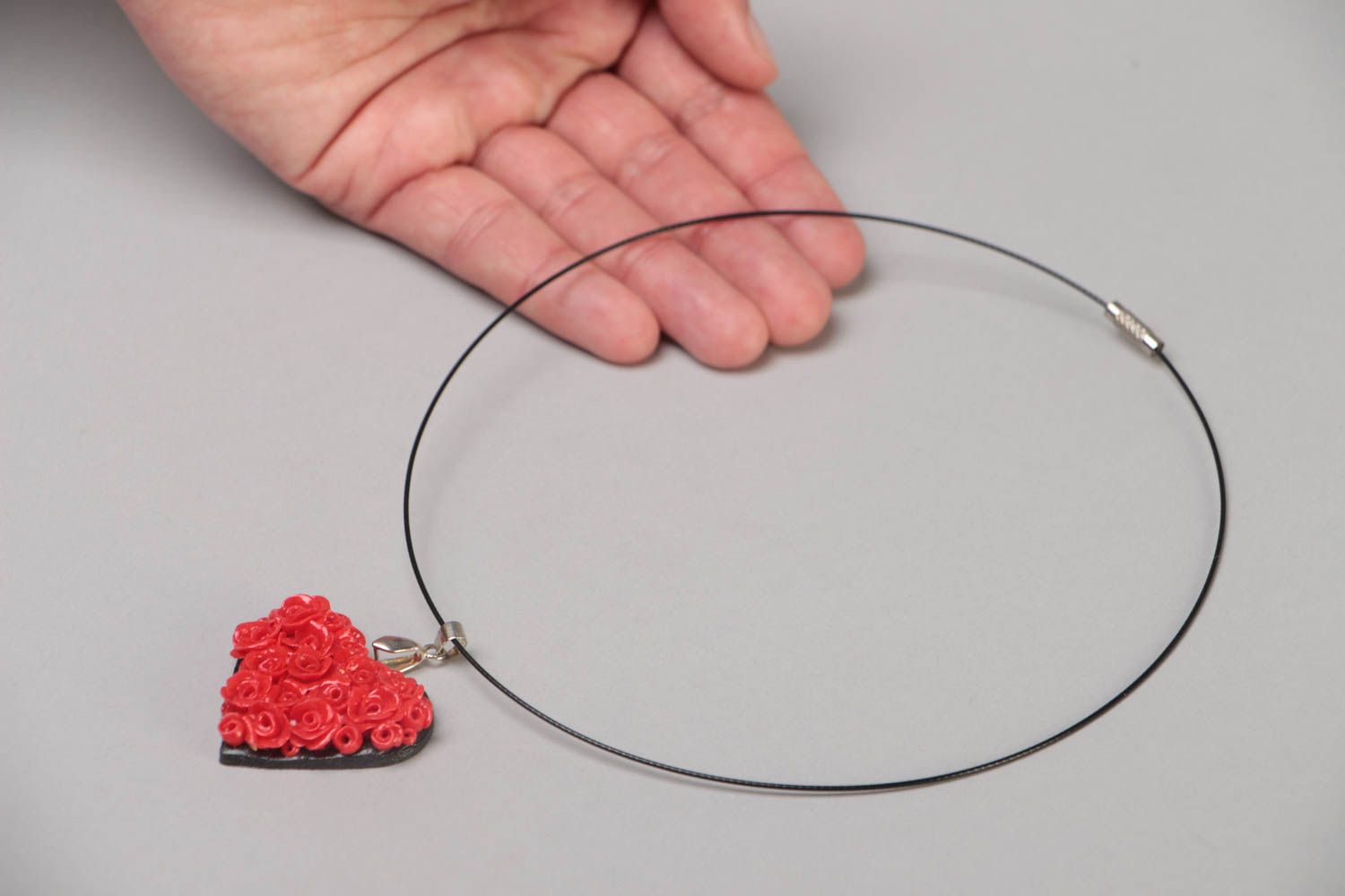 Joli collier en pâte polymère en forme de cœur rouge noir fait main bijou photo 5