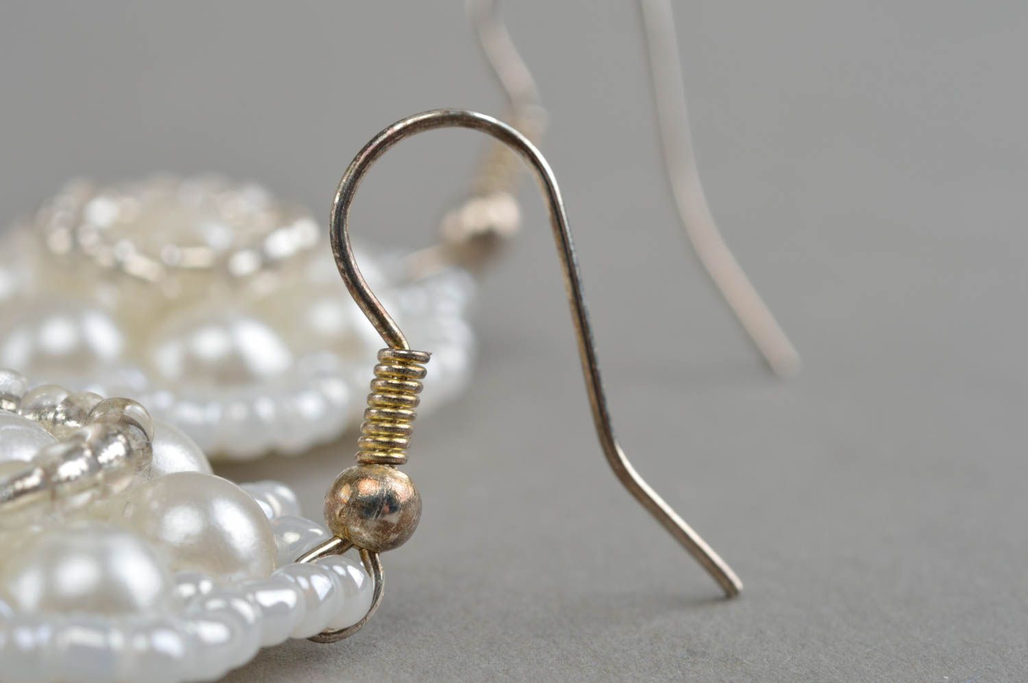 Originelle lange Ohrringe aus Glasperlen  schön weiß künstlerische Handarbeit foto 4