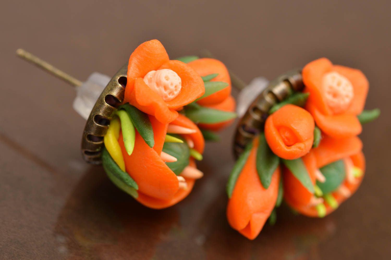 Boucles d'oreilles orange clous avec fleurs en pâte polymère faites main photo 4