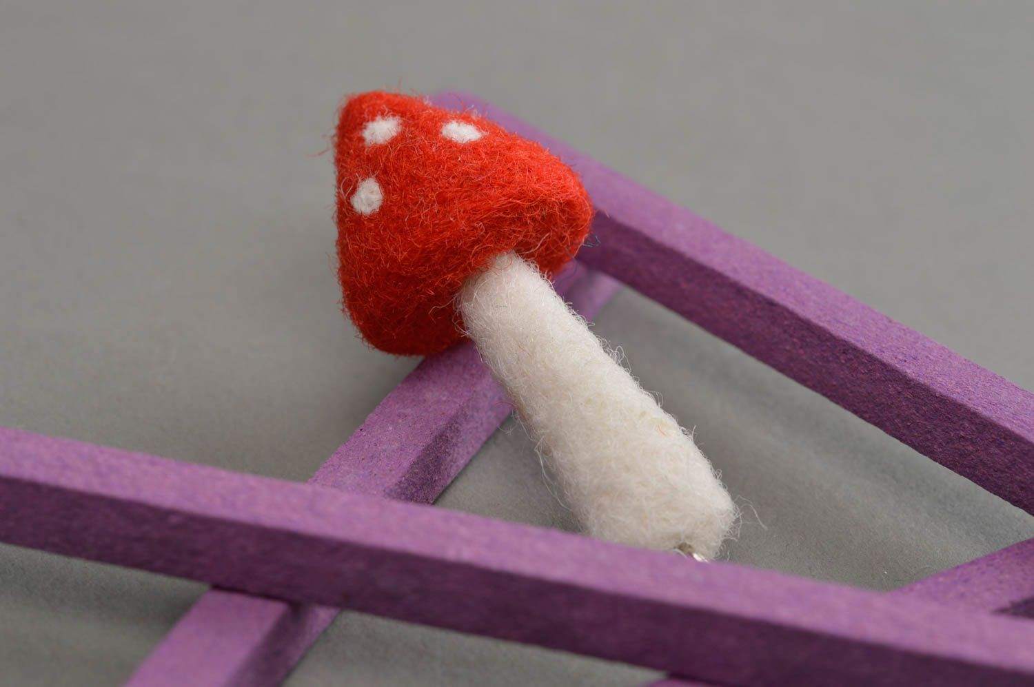 Pendentif champignon fait main en laine technique de feutrage stylé unisexe photo 2