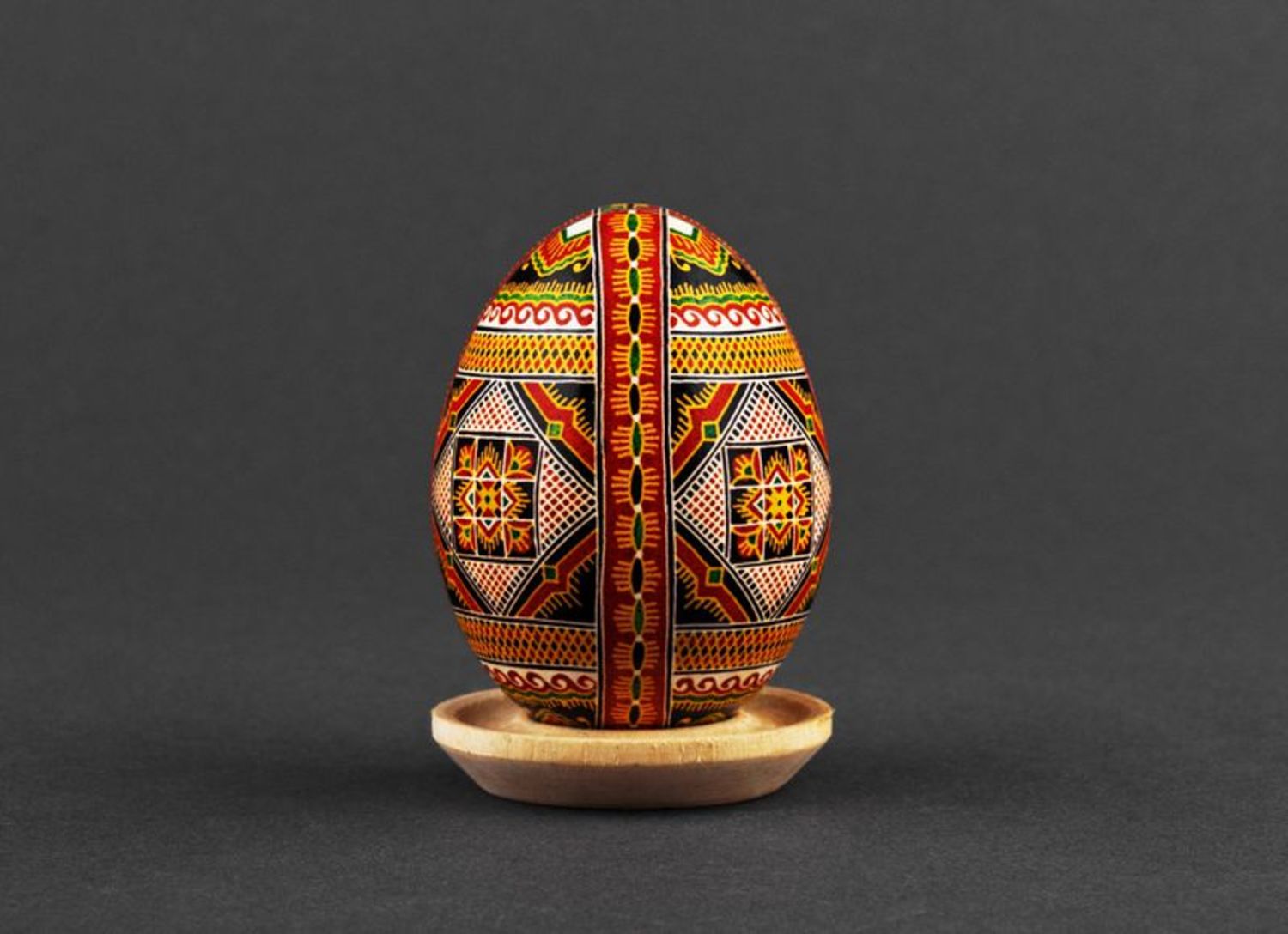 Huevo de Pascua hecho a mano con ornamento foto 2