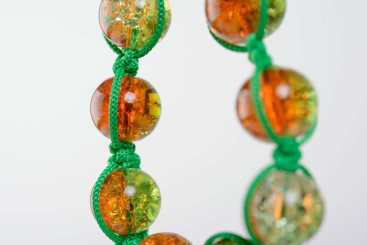 Браслет с пластиковыми бусинами на вощеном шнурке зеленый плетеный ручной работы фото 3