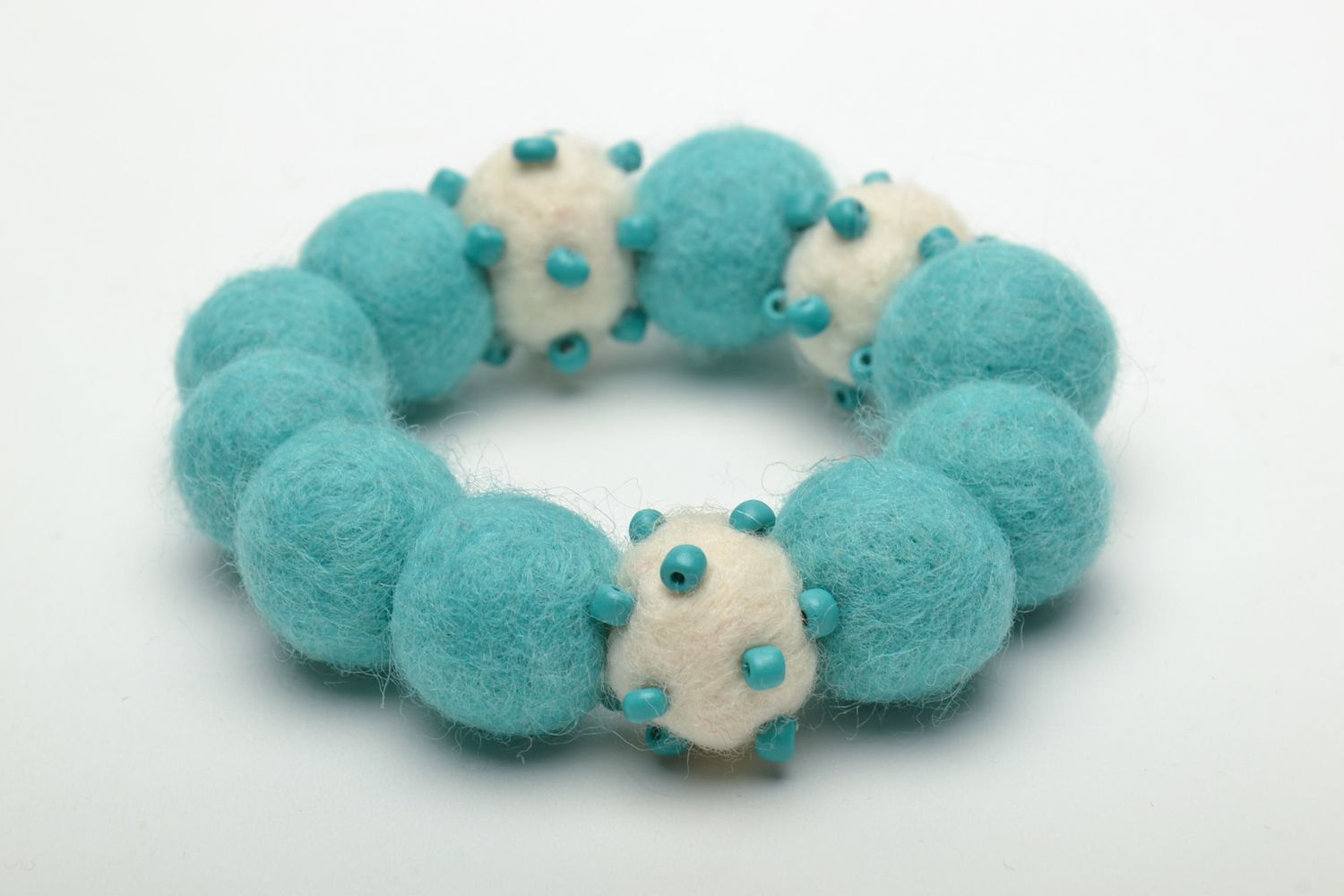Bracelet fait main de perles en laine et plastique turquoises photo 4