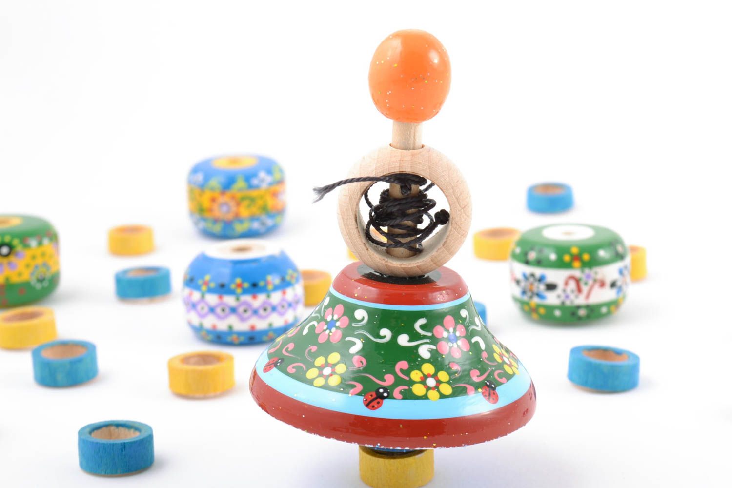 Деревянная игрушка юла с кольцом ручной работы с росписью эко красками для детей фото 1