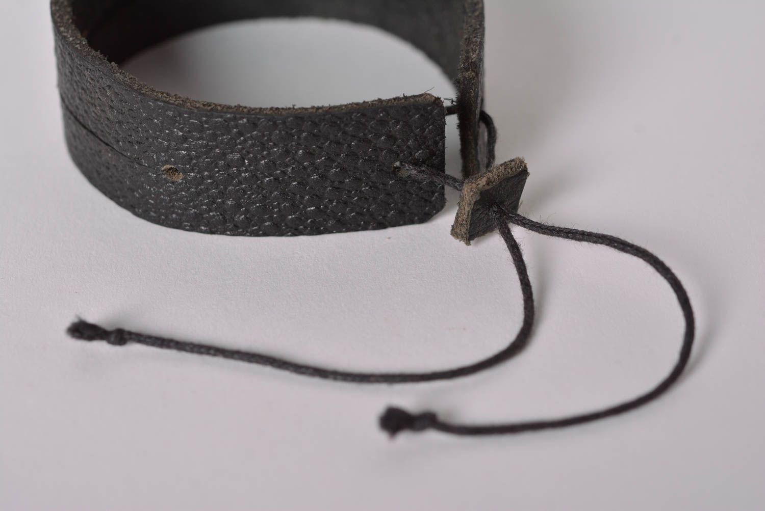 Bracelet pour femme en cuir noir Bijoux fait main originalCadeau tendance photo 3