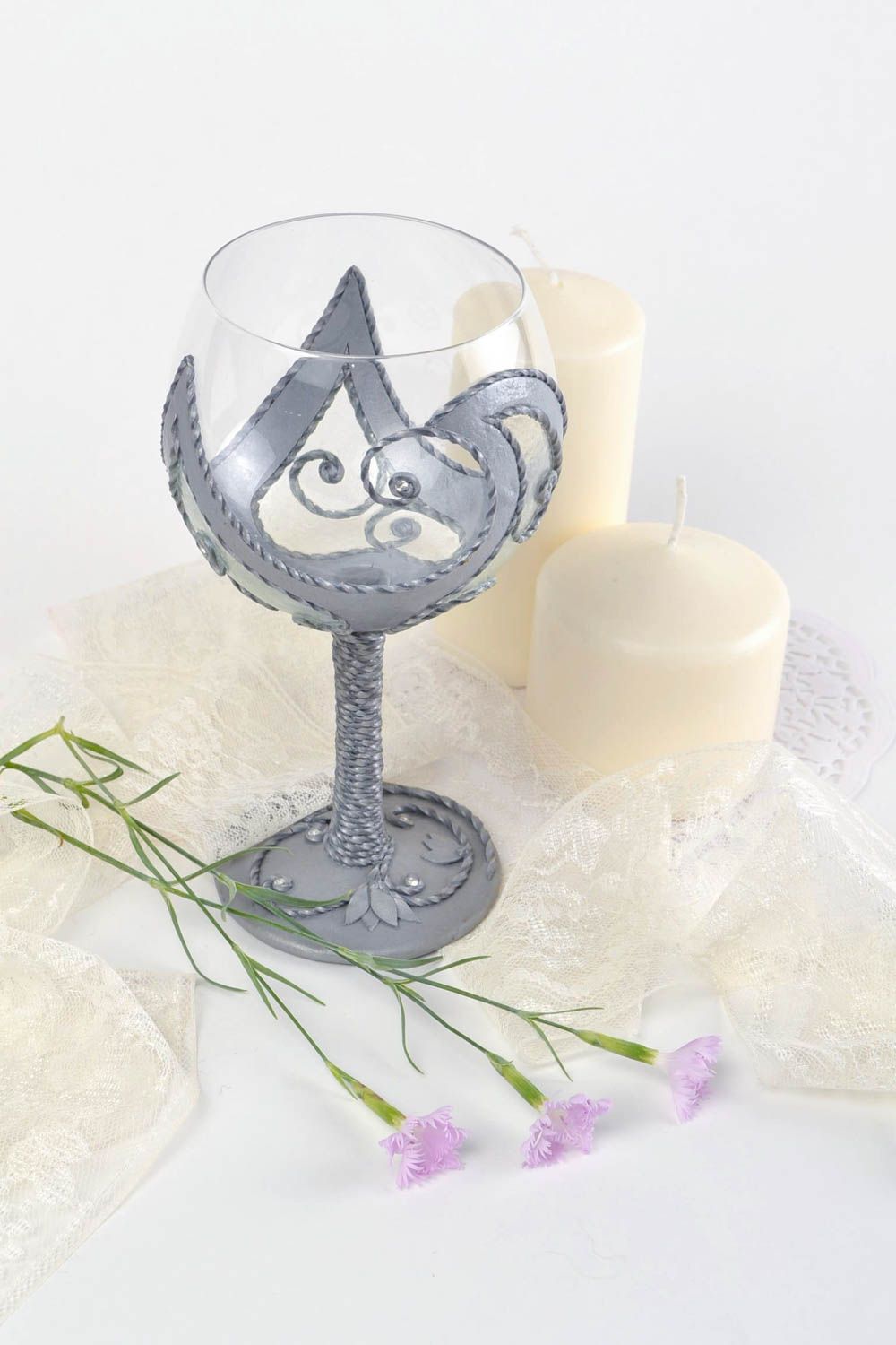 Dekoriertes Weinglas mit Strass Steinen und Elementen aus Polymerton handmade  foto 1