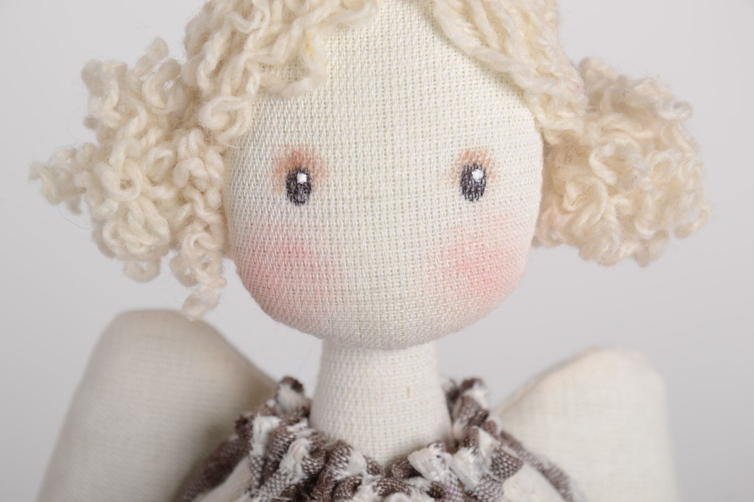 Handmade schöne Puppe Engel im karierten Kleid Designer Puppe Stoff Spielzeug  foto 3