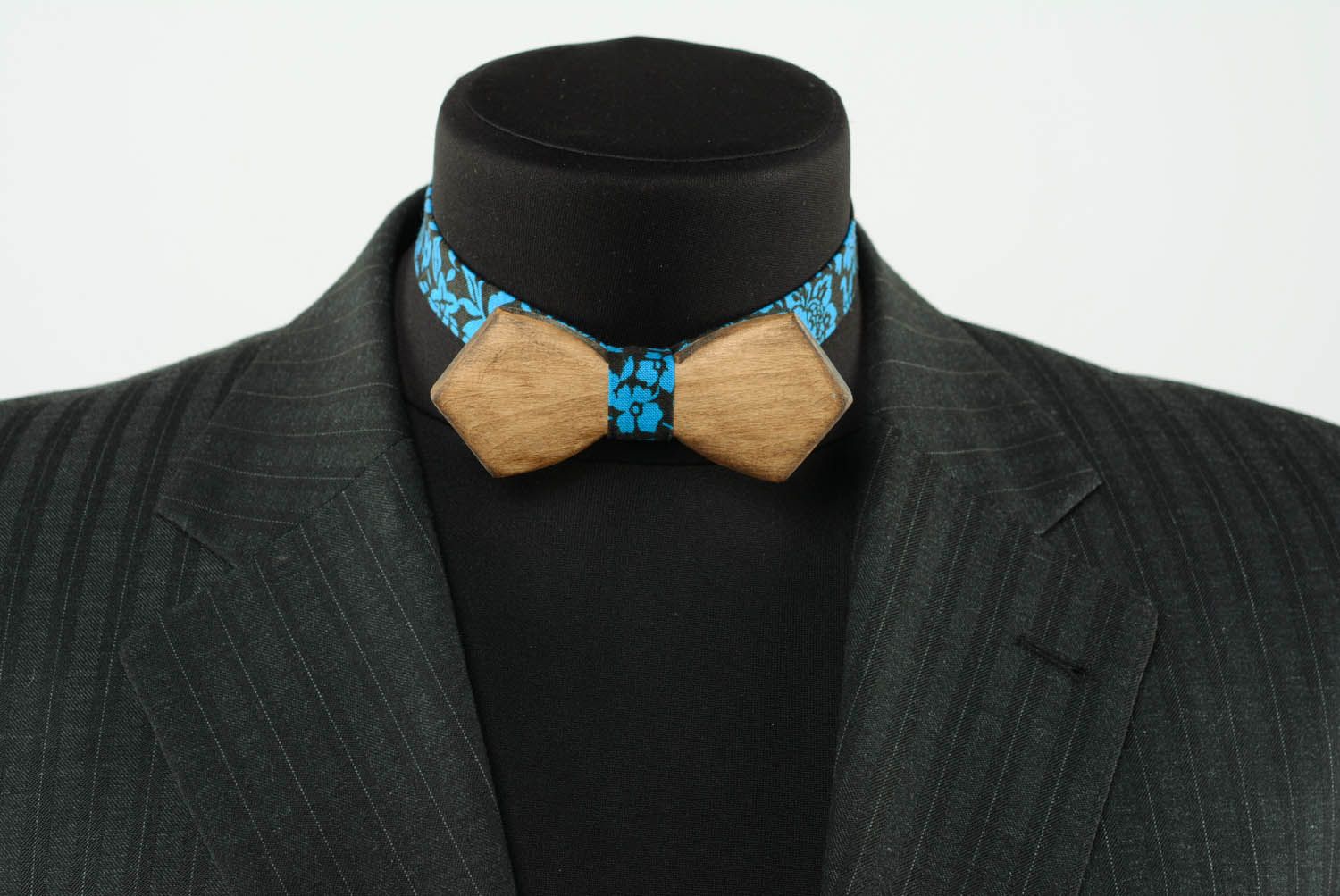 Bow tie made of larch wood photo 2