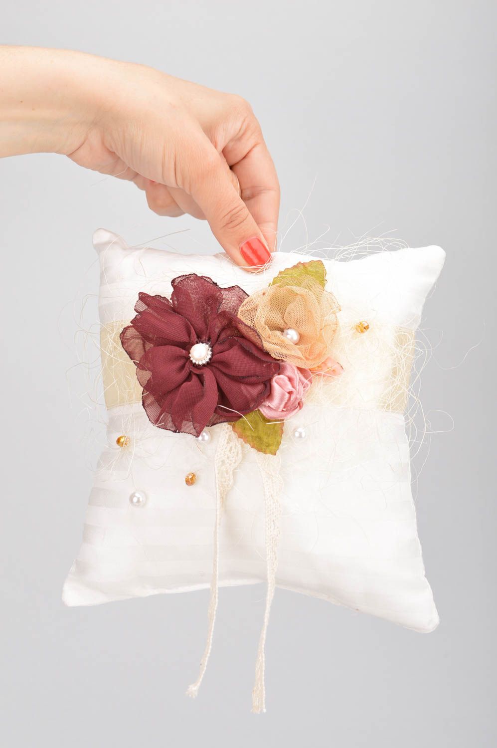 Schönes weißes Ringkissen mit Blumen aus Baumwolle handmade für Hochzeit foto 3