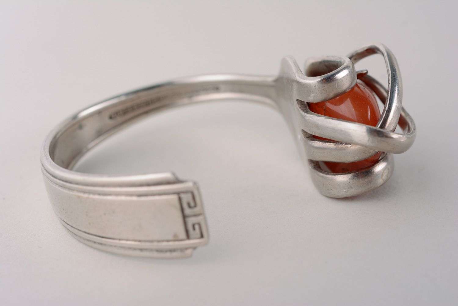 Bracelet en métal et pierre naturelle orange artisanal fait main pour femme photo 4